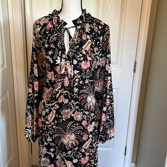 H&M size 12 printed dress with pockets.  Soft.  Light.  Airy.  Very comforting - Picture 5 of 7